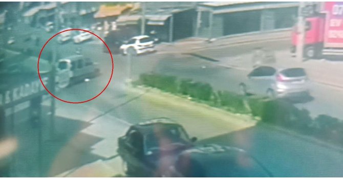 Dönüş için geniş manevra aldı, kaza kaçınılmaz oldu