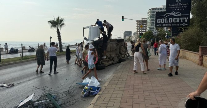Bisiklete çarpmamak için manevra yapan araç yan yattı: 2 yaralı
