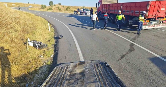 Yalvaç’ta kamyonla çarpışan motosikletli, kaskı sayesinde kazayı ağır yaralanmadan atlattı