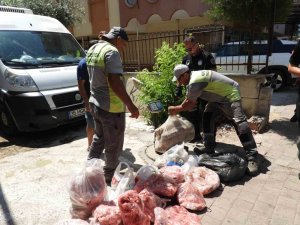Antalya’da son kullanma tarihi bulunmayan ve süresi geçmiş 152 kilo et ile 20 bidon turşuya el konuldu