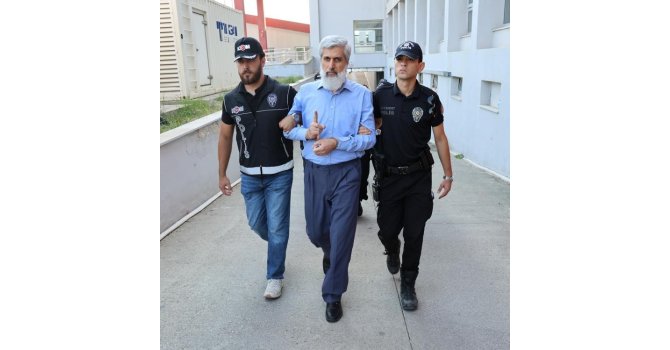 Alparslan Kuytul, kendinden habersiz hareket eden örgüt üyesinin sırtında sopa kırmış