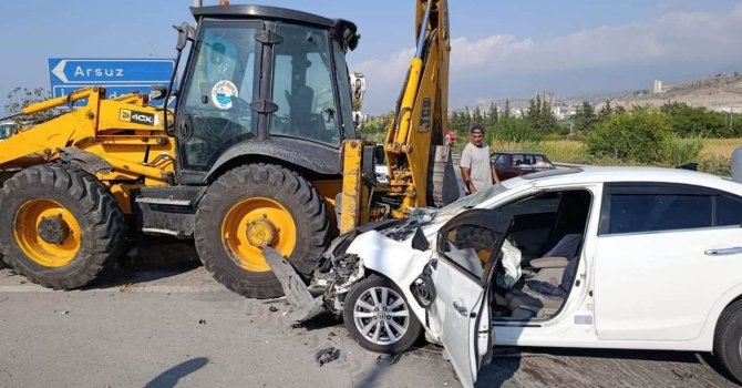 Arsuz’da kepçeyle çarpışan otomobil hurdaya döndü: 2 yaralı
