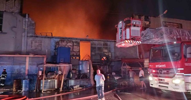 Ayakkabı tabanı üreten fabrika alevlere teslim oldu