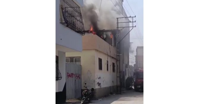 Aile sağlığı merkezinin çatısında korkutan yangın