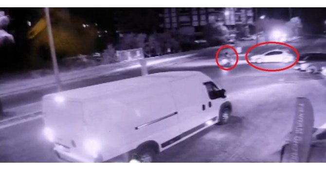 Otomobille çarpışan motosikletlinin yola savrulduğu anlar kamerada