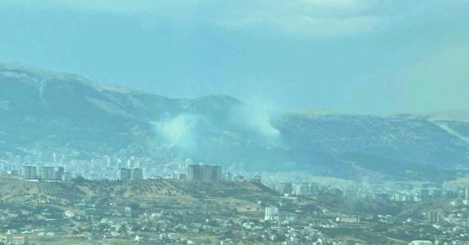 Kahramanmaraş’ta Ahır Dağı’na yıldırım düşmesi sonucu orman yangını çıktı