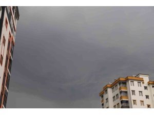 Adana’da ceviz büyüklüğünde dolu yağışı