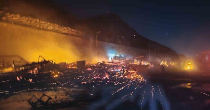 Antalya Balıkçı Barınağı’nda yangın: 20’den fazla tekne küle döndü