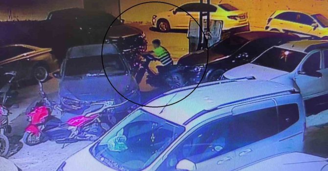 Otomobilin arkasında pusuya yatan çocuk hırsız ile gözcüsü, depremde ailesini ve kolunu kaybeden gencin motosikletini çaldı