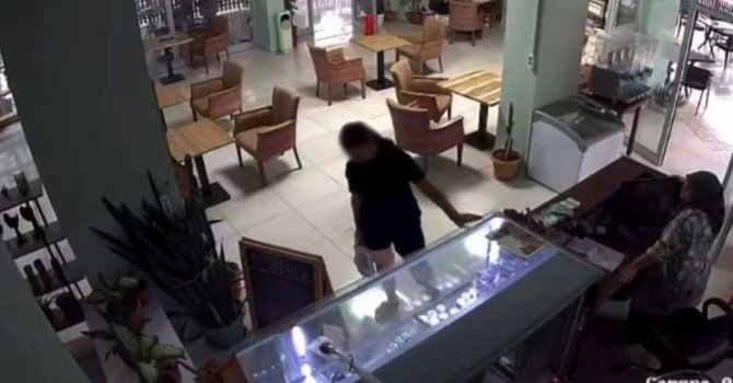 Kütüphaneden kitap çaldı, kameraya yakalandı