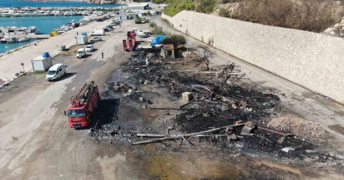 Balıkçı Barınağı’ndaki yangının ardından geriye demir yığınına dönen tekneler kaldı