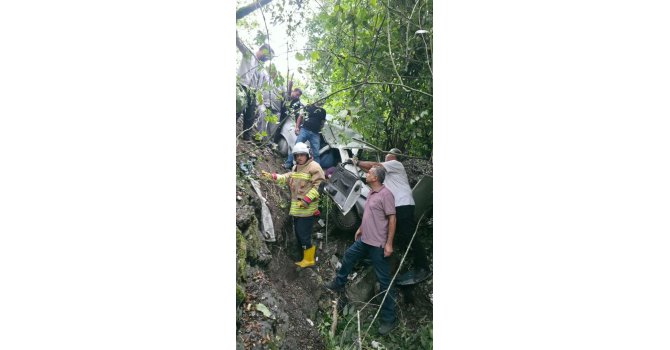 Yayla yolunda uçurumdan uçan otomobil hurdaya döndü: 2 yaralı