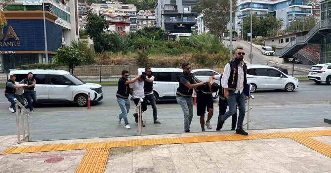 Alanya’da döviz bürosundan 400 bin liralık soygunun 3 şüphelisi adliyeye sevk edildi