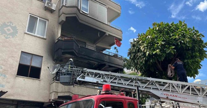 Alanya’da alevlere teslim olan dairede 3 çocuk dumandan etkilendi