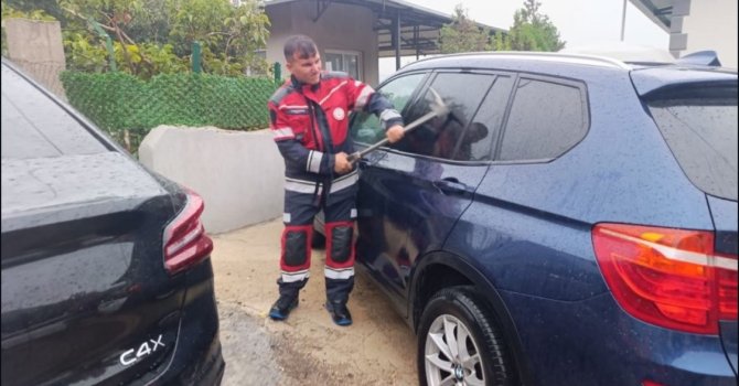 Belen’de araçta mahsur kalan bebek kurtarıldı
