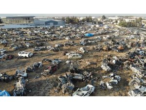 Depremin acı yüzünü yansıtan araç mezarlığından geriye sadece bir minibüs kaldı