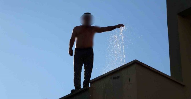 Çalıştığı otelin lojmanın çatısında ‘karım gelecek’ diye usturalı eylem yaptı