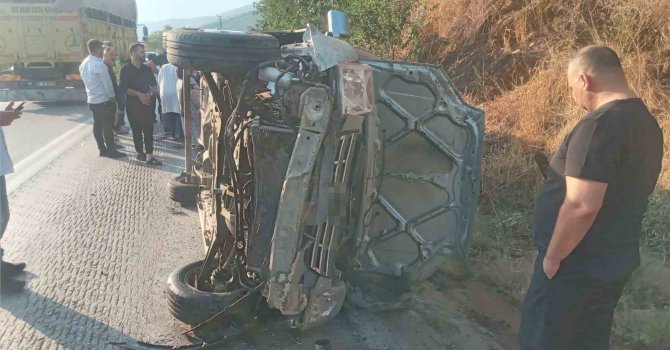 Osmaniye’de kontrolden çıkan hafif ticari araç yan yattı: 4 yaralı