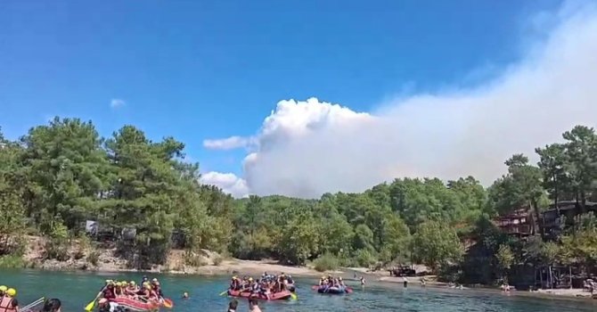 Manavgat’taki orman yangınını söndürme çalışmaları sürüyor