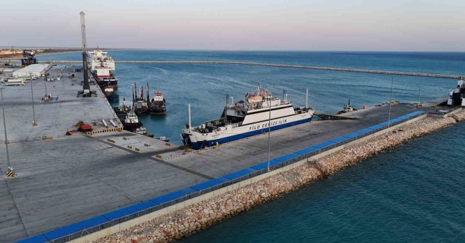Filo Denizcilik’e ait ‘Beşparmak’ feribotu Taşucu Limanı’nda bekliyor