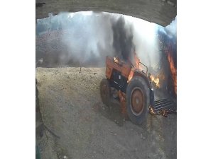 Kısa devre yapan traktör yanarak harekete geçti, saman balyalarını ve hayvanları yaktı