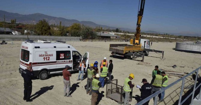 Düştüğü yerde mahsur kalan işçi vinç yardımıyla kurtarıldı