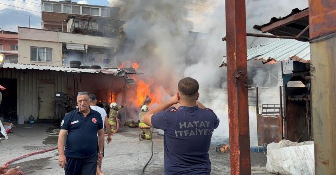 Alevlerin yükseldiği iş yeri yangını evlere sıçramadan kontrol altına alındı