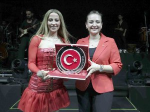 Antalyalılar 30 Ağustos’ta Derya Uluğ ile coştu