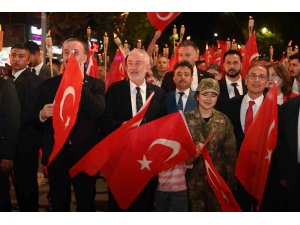 Isparta’da 30 Ağustos coşkusu fener alayı ve Kubat konseriyle yaşandı