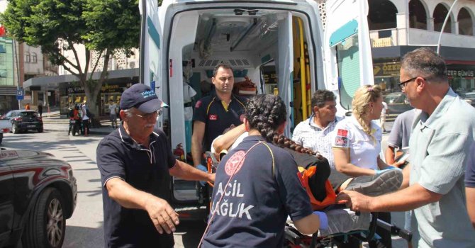 Serik’te hafif ticari araç ile motosiklet çarpıştı: 1 yaralı