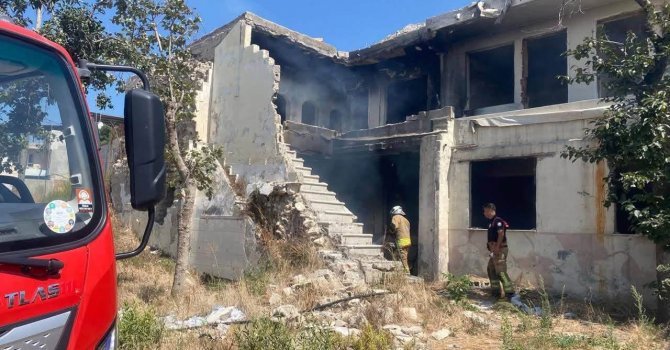 Antakya’da metruk bina yangını kontrol altına alındı