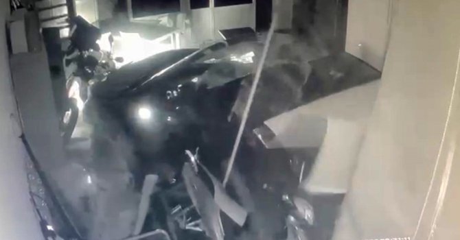 Otomobil, iş yerine girdi: O anlar kameraya yansıdı