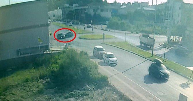 İki otomobilin kavşakta çarpışma anı kamerada