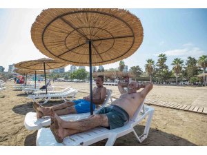 Mersin’de emekliler deniz ve güneşin tadını çıkardı