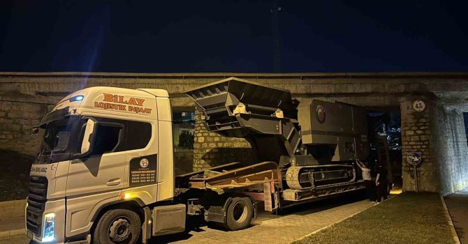 Osmaniye’de  taş kırma makinesi yüklü tır köprüye sıkıştı