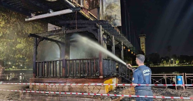 Adana’da asma yaya köprüsünde yangın: 20 metrelik bölüm yandı