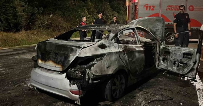 Alanya’da seyir halindeki otomobil alevlere teslim oldu