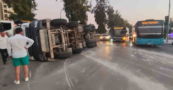 Antalya’da beton mikseri devrildi: 1 yaralı