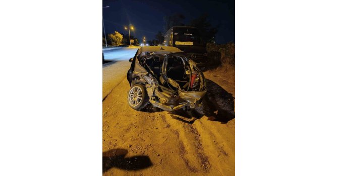 Manavgat’ta karşı şeride geçen otomobil otobüse çarptı: 1 yaralı