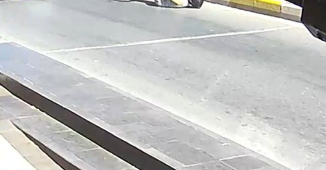 Yayaya çarpmamak için fren yapınca devrilen motosikletteki 2 kişi yaralandı