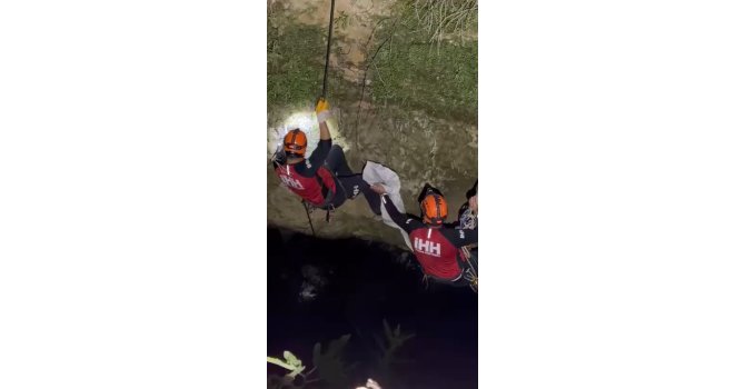 Alanya’da 10 metrelik su kuyusunda mahsur kalan kediyi ekipler kurtardı