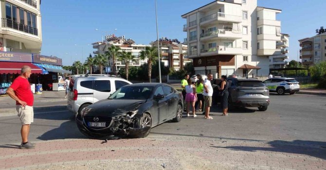 Kavşaktan geçerken yolun ortasında duraklayan otomobil, 3 araçlı kazaya neden oldu