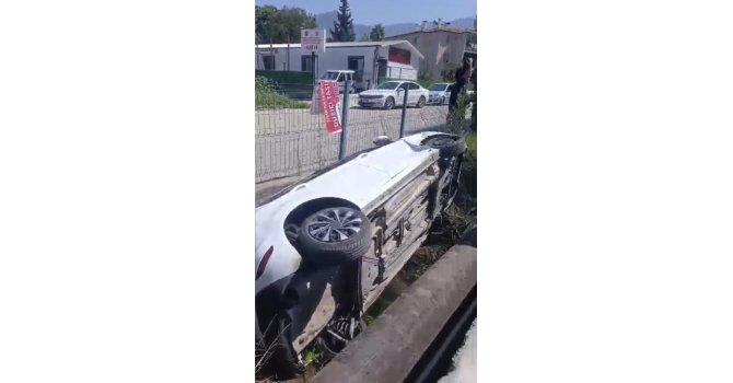 Osmaniye’de çarpışan otomobillerden biri kanala düştü
