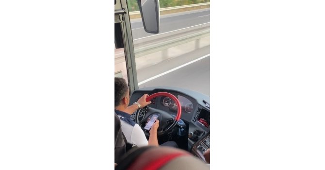 Yolcu otobüsü şoförünün seyir halindeyken müzik keyfi yolcu kamerasında