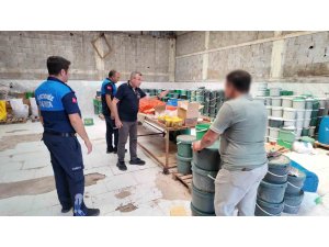 Mersin’de sağlıksız şartlarda üretilen tonlarca turşuya el konuldu