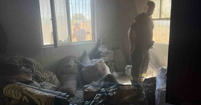 Antalya’da gecekondu yangınında 1 kişi dumandan etkilendi