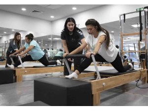 Mersin’de kadınlar ücretsiz pilates kursunda hem spor yapıyor hem sosyalleşiyor