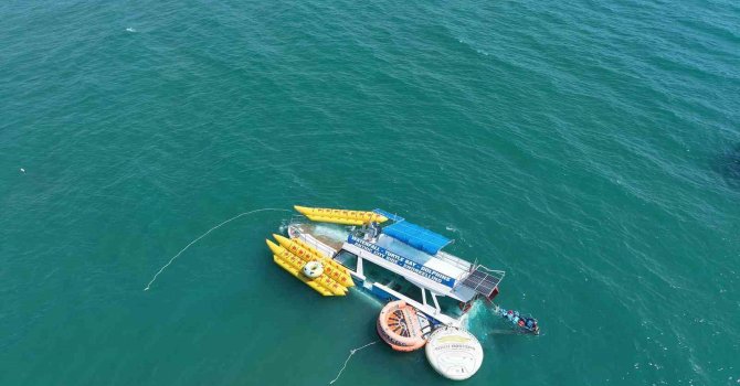 Antalya’da günübirlik turist taşımacılığı yapan boş tekne batma tehlikesi geçirdi