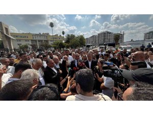 Yüreğir Belediyesi önünde başkan vekilliği kararına tepki