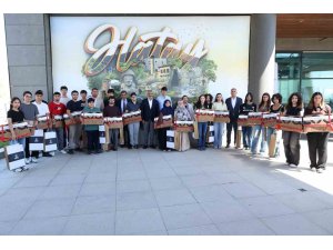 Hatay’ın başarılı gençleri ödüllerini Başkan Öntürk’ten aldı